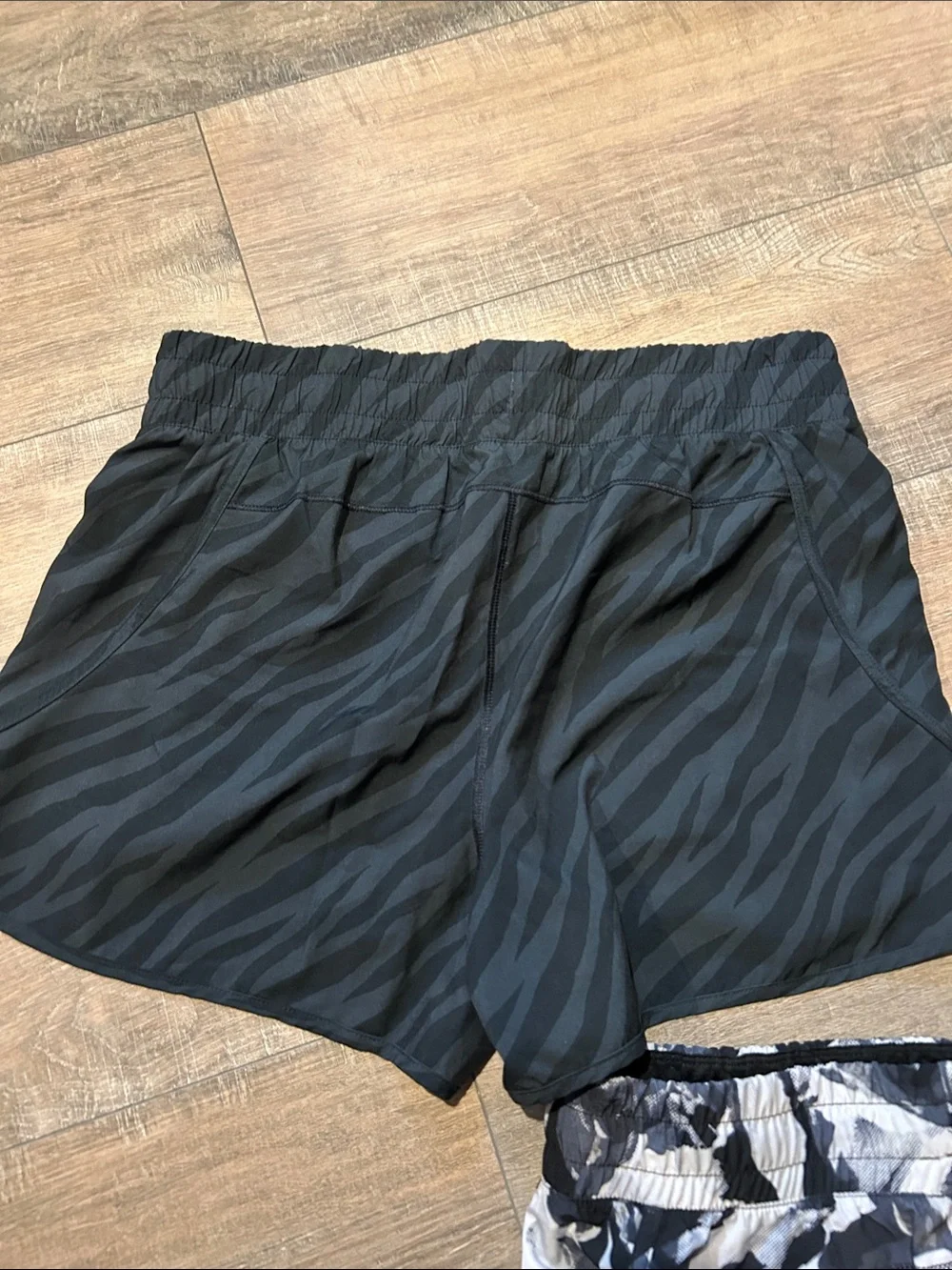 Women’s L Athletic Shorts - Picture 9 of 9